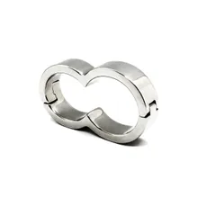 Black Label Super 8 Cockring: Edelstahl-Penis-/Hodenring Black Label Super 8 Cockring: Edelstahl-Penis-/Hodenring