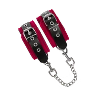 Leder-Fußfesseln mit Karabinern Leder-Fußfesseln mit Karabinern