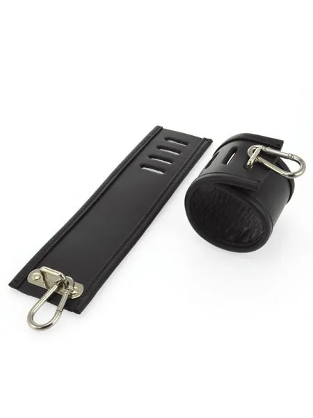 Leder-Handfesseln mit Karabinerhaken, schwarz Leder-Handfesseln mit Karabinerhaken, schwarz