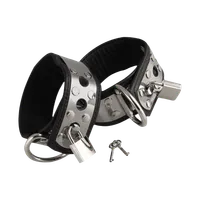 Fußfesseln aus Leder & Metall Fußfesseln aus Leder & Metall