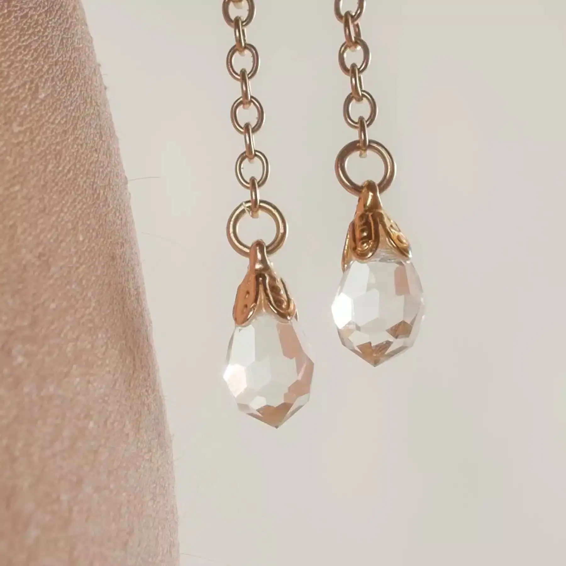 Sylvie Monthulé - Schamlippenklammern Gold und Kristall – Bild 2