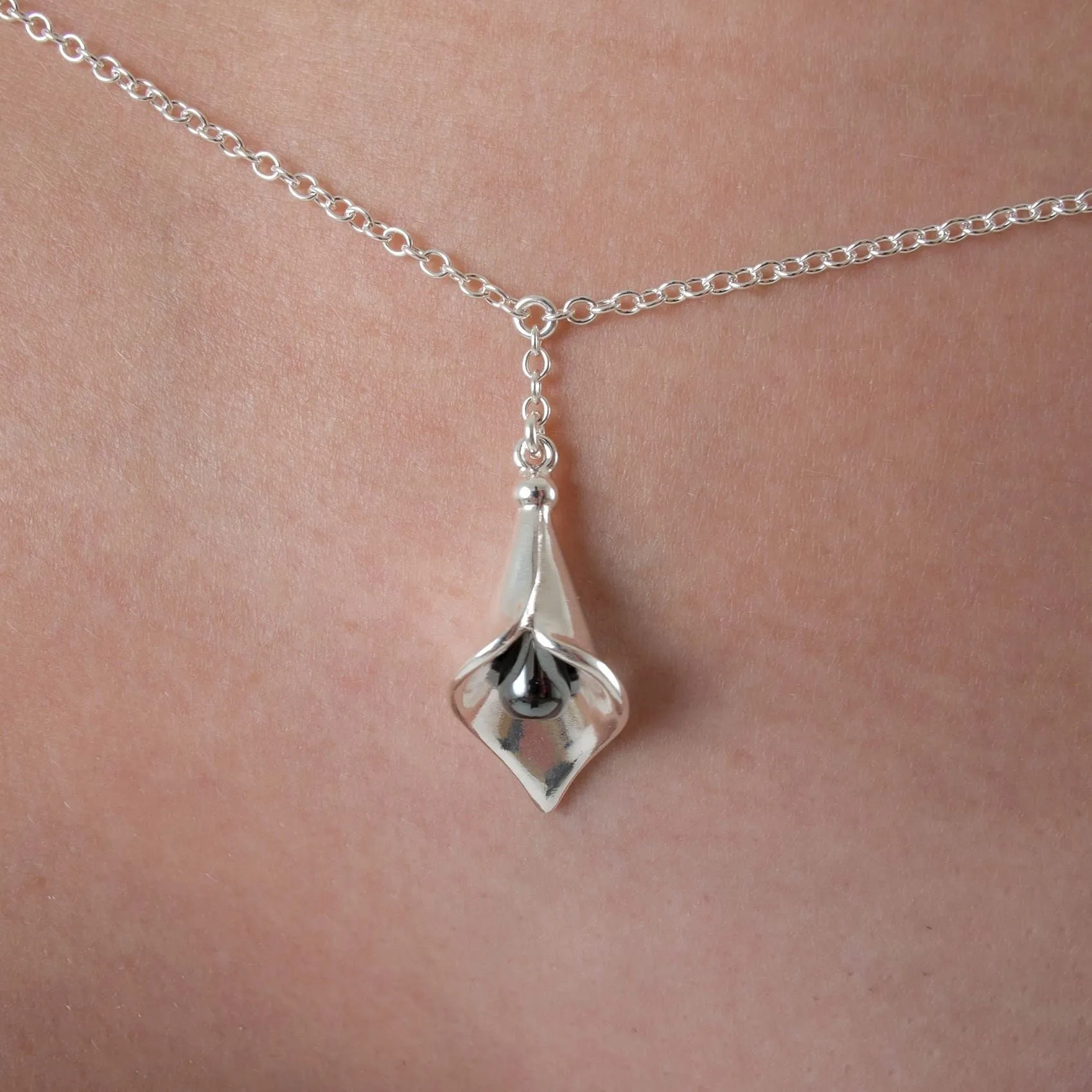 Sylvie Monthulé - Hüftkette Arum Blume | Silber Größe XL – Bild 2