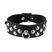Leder-Halsband mit großen Flachnieten Leder-Halsband mit großen Flachnieten