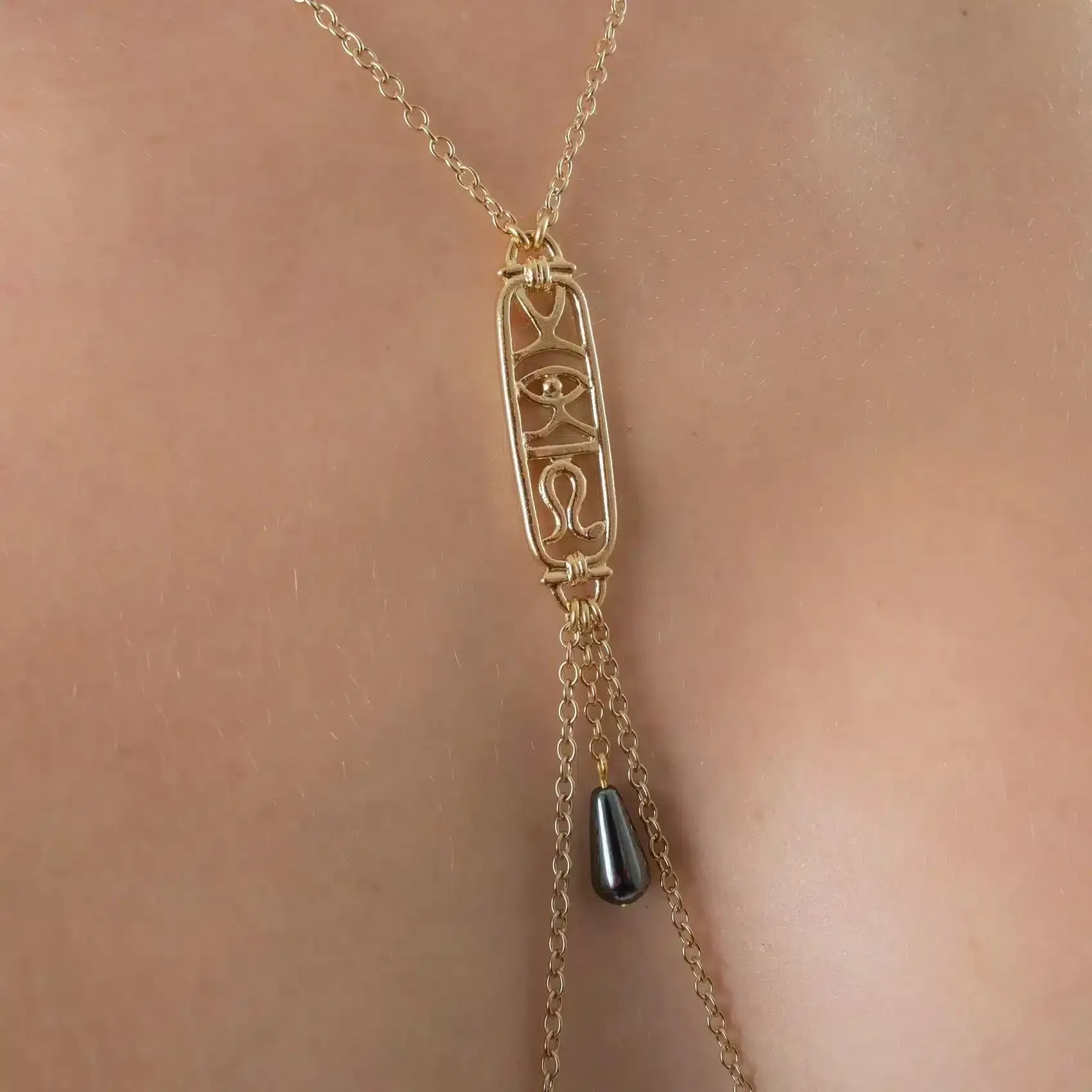 Sylvie Monthulé - Brustwarzenschmuck Hieroglyphe der Liebe Sylvie Monthulé - Brustwarzenschmuck Hieroglyphe der Liebe