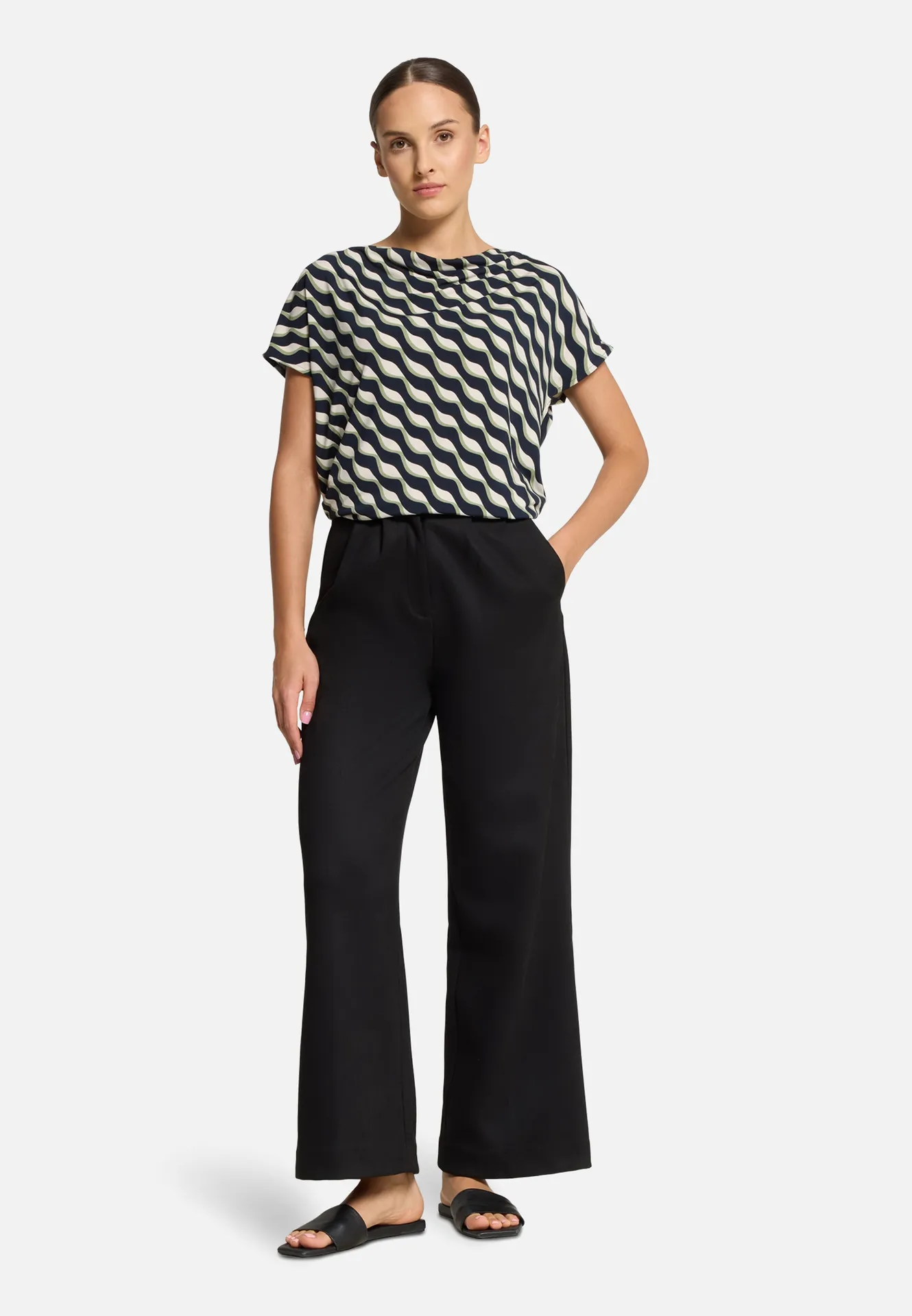 Printshirt mit Wasserfallausschnitt – Bild 2