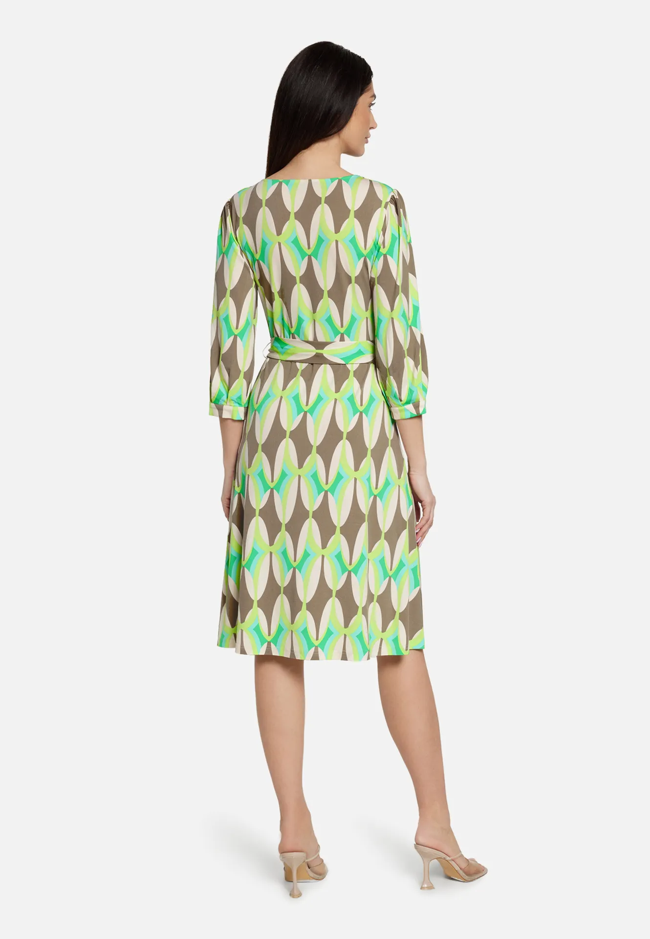 Jerseykleid mit überschnittenen Ärmeln Jerseykleid mit überschnittenen Ärmeln