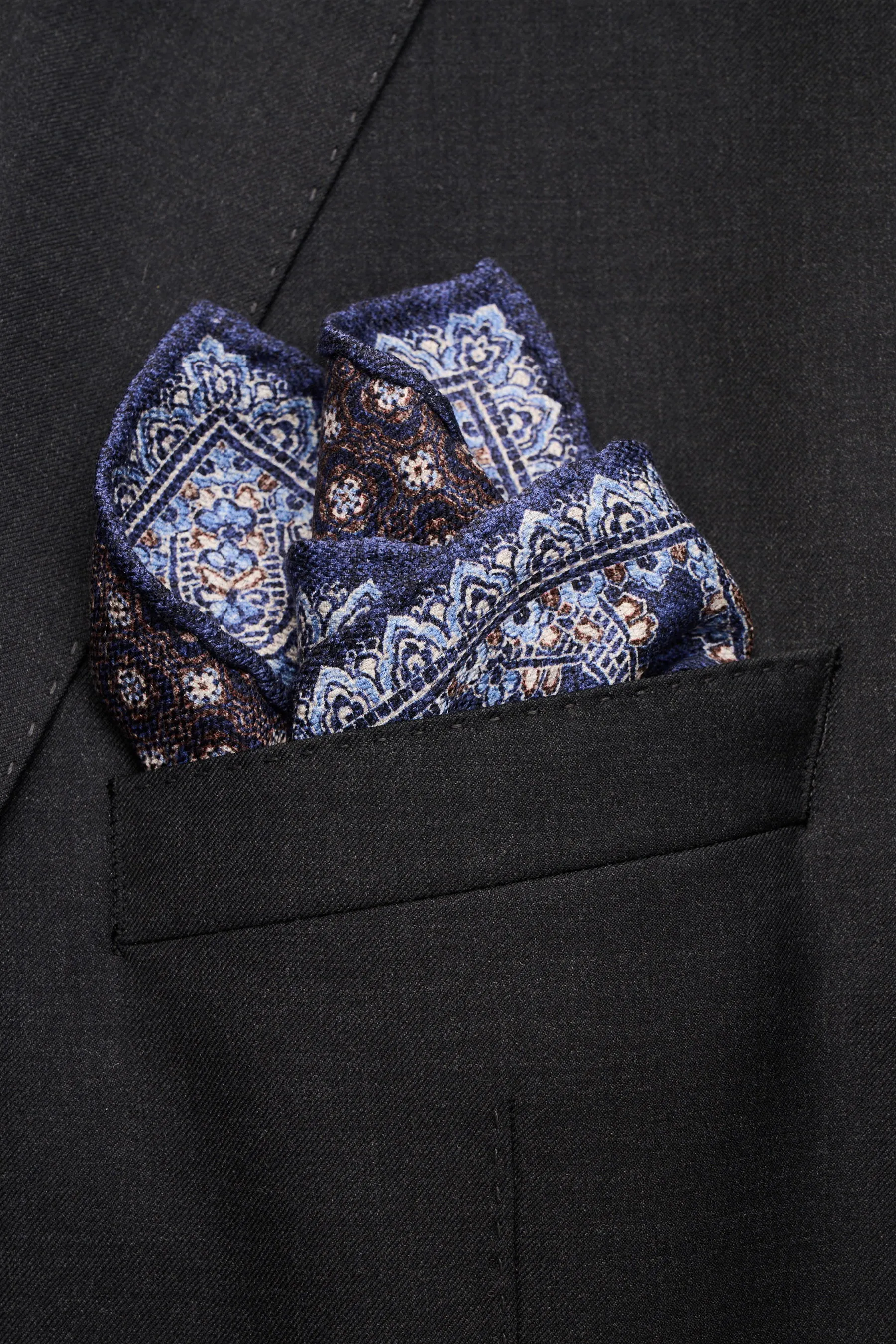 Rosi Collection - Herren - Seiden-Einstecktuch 'Easy' dunkelblau/dunkelbraun/hellblau gemustert – Bild 2