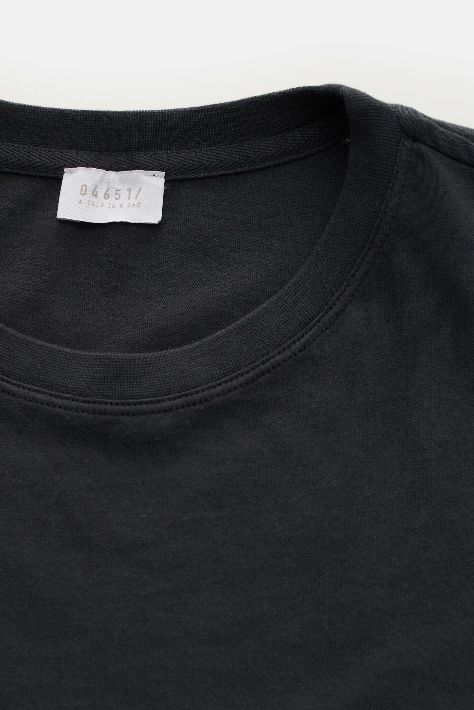 04651/ A trip in a bag - Herren - Rundhals-T-Shirt schwarz – Bild 2