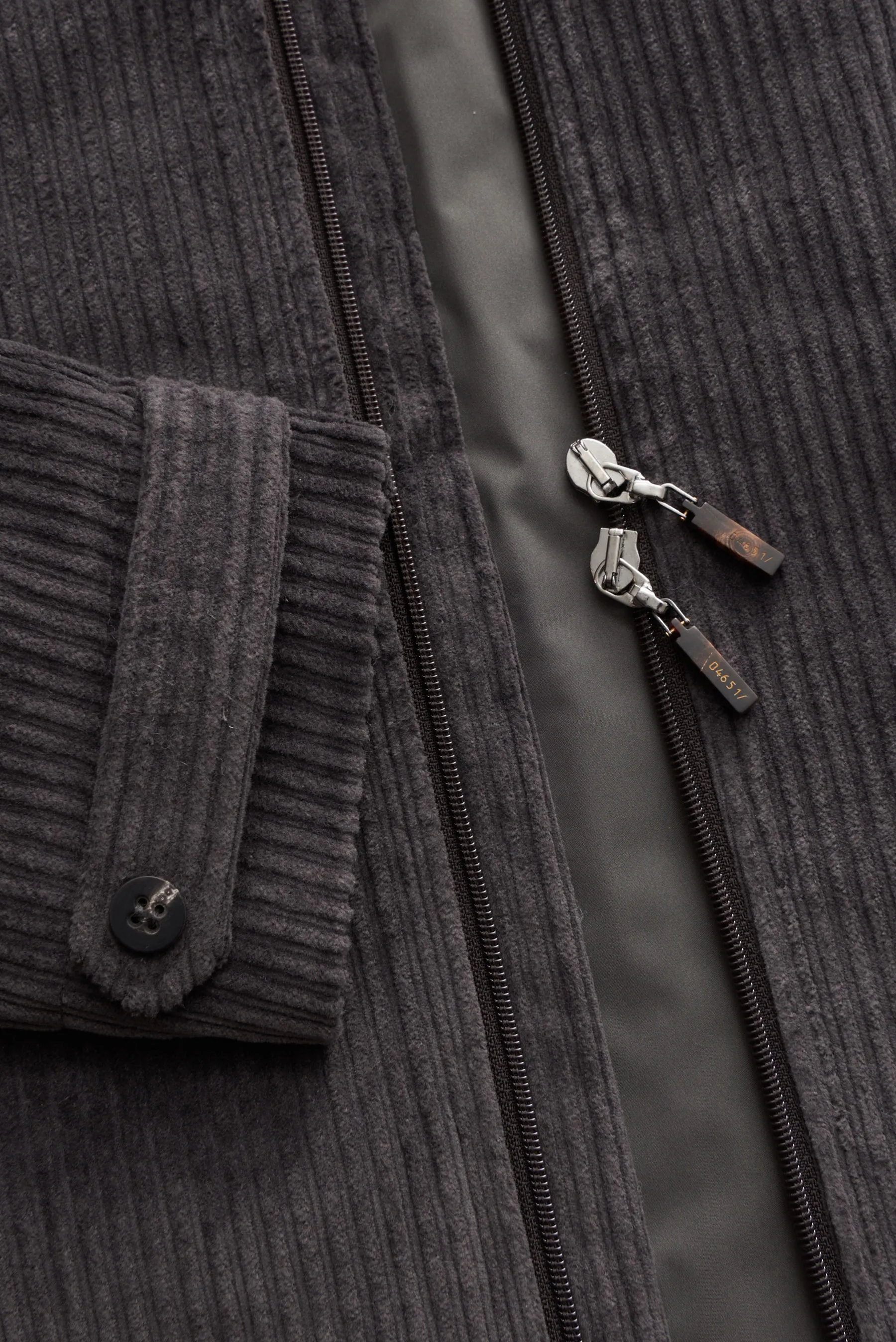 04651/ A trip in a bag - Herren - Cordjacke 'Cord Blou' dunkelgrau – Bild 4