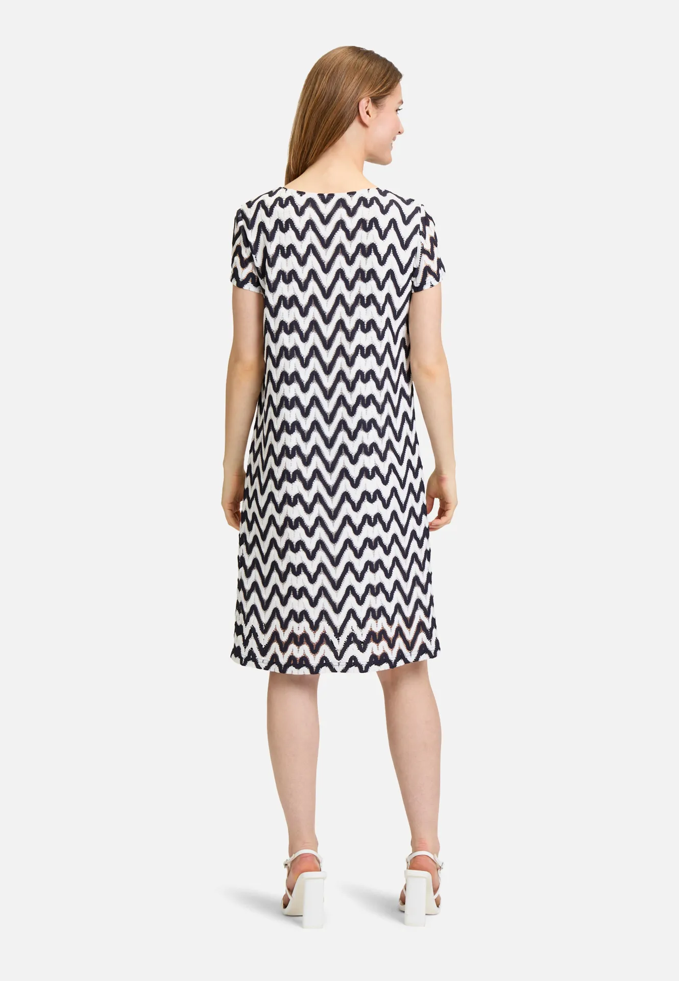 Sommerkleid mit V-Ausschnitt Sommerkleid mit V-Ausschnitt