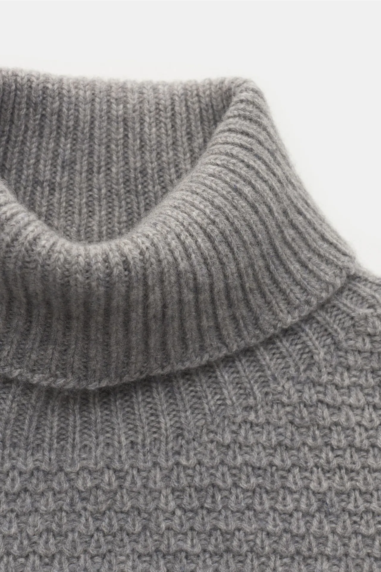 04651/ A trip in a bag - Herren - Rollkragenpullover 'Blended Ricecorn Turtle' grau – Bild 2