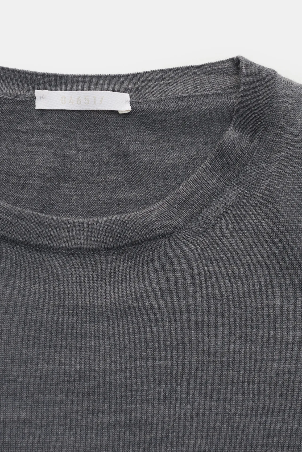 04651/ A trip in a bag - Herren - Merino Feinstrick-Rundhalspullover 'Oyster' grau – Bild 2