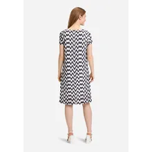 Sommerkleid mit V-Ausschnitt Sommerkleid mit V-Ausschnitt