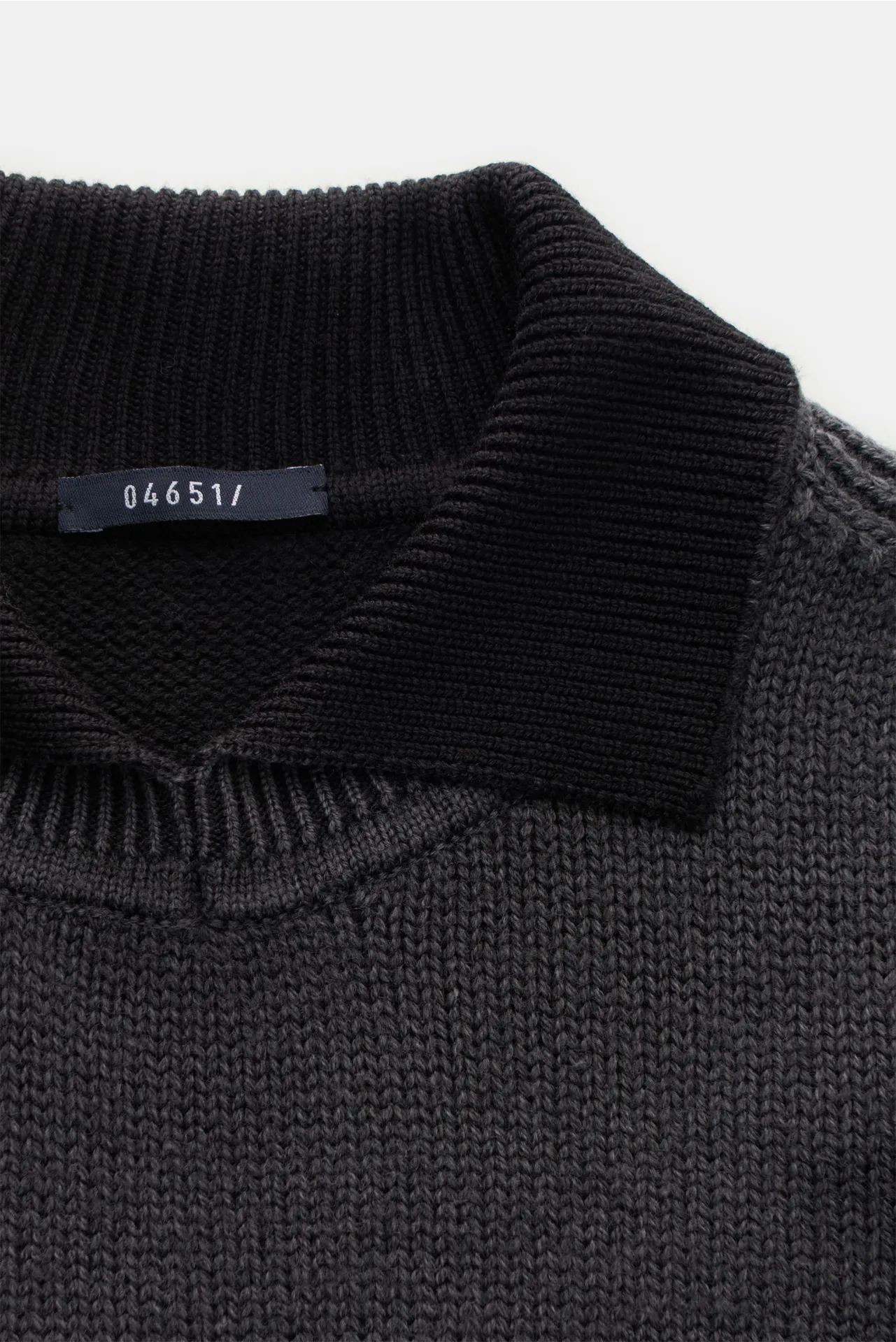 04651/ A trip in a bag - Herren - Pullover 'Foggy Mock' dunkelgrau – Bild 2