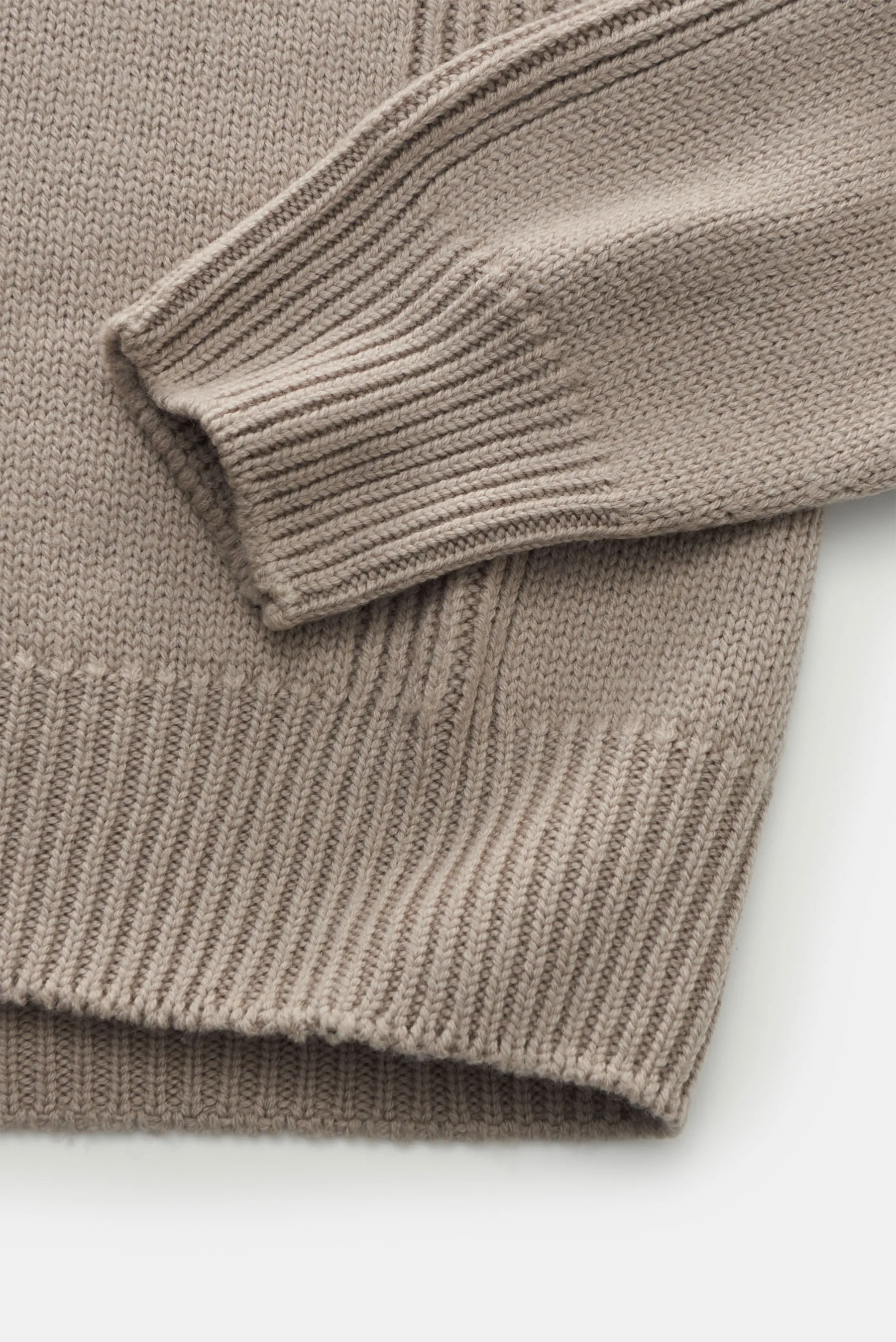 04651/ A trip in a bag - Herren - Pullover 'Foggy Mock' taupe – Bild 4