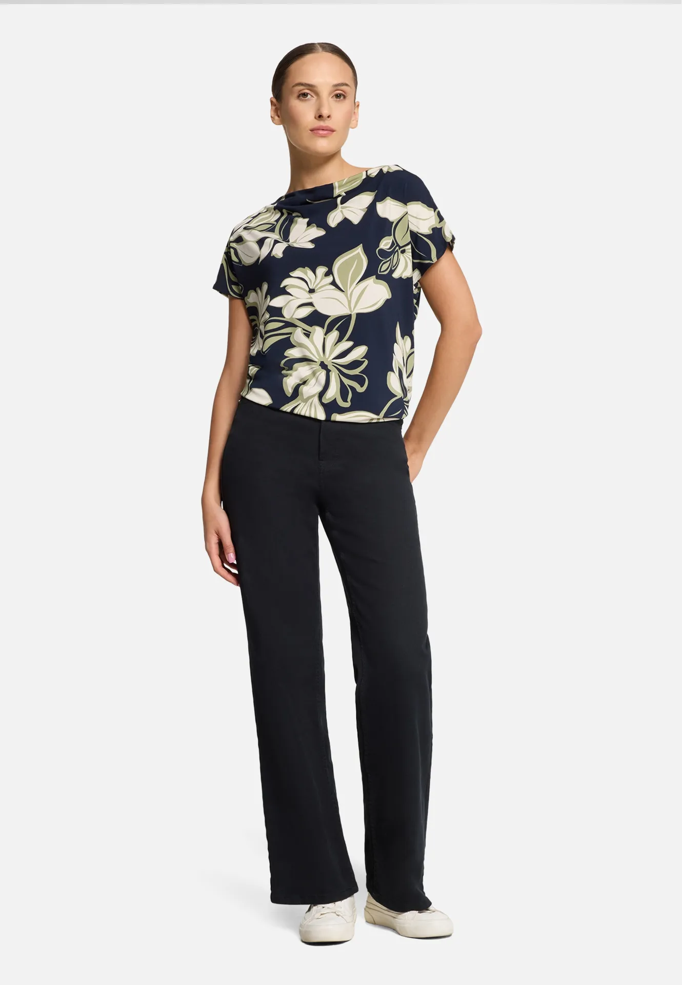 Printshirt mit Wasserfallausschnitt – Bild 2