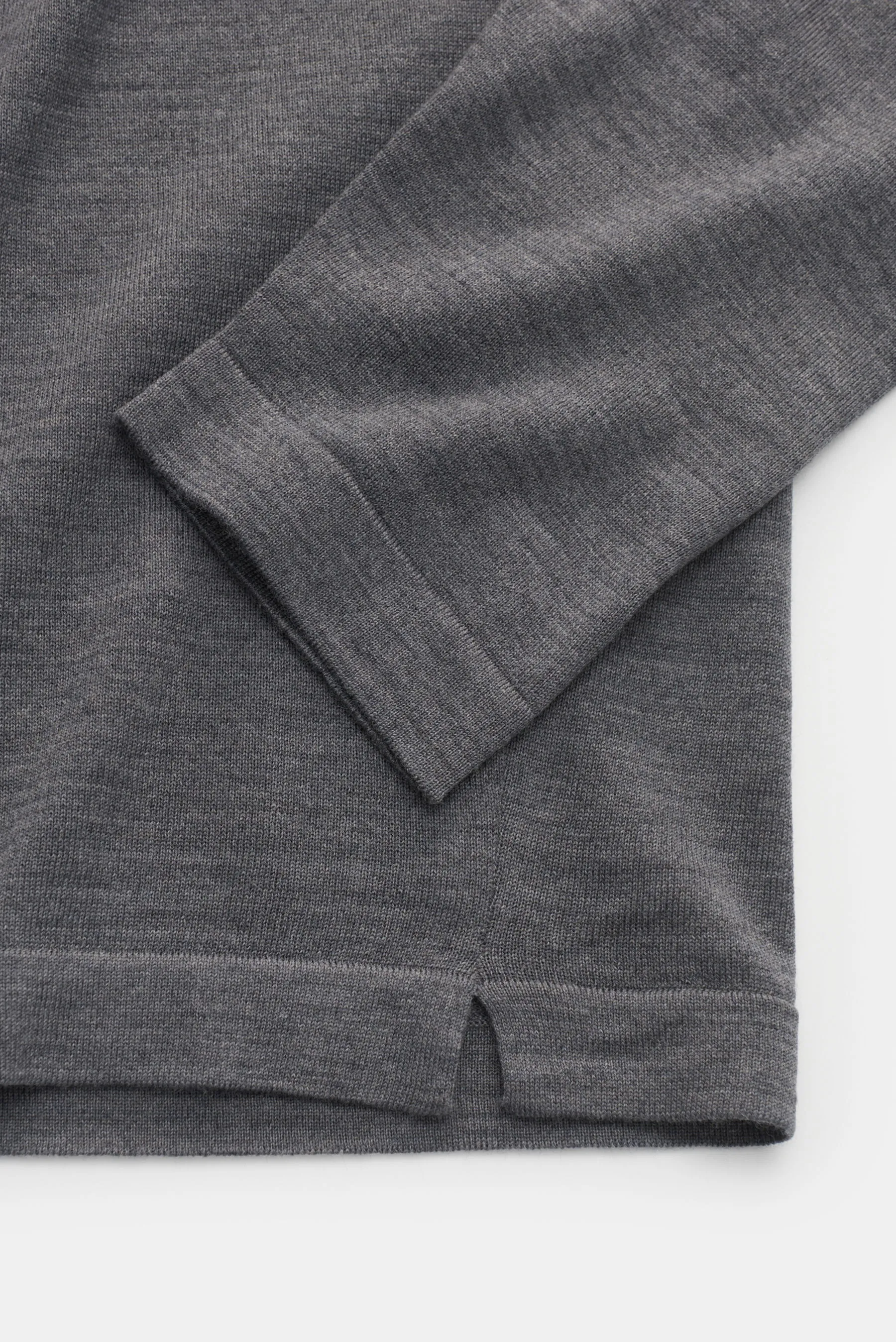 04651/ A trip in a bag - Herren - Merino Feinstrick-Rundhalspullover 'Oyster' grau – Bild 4