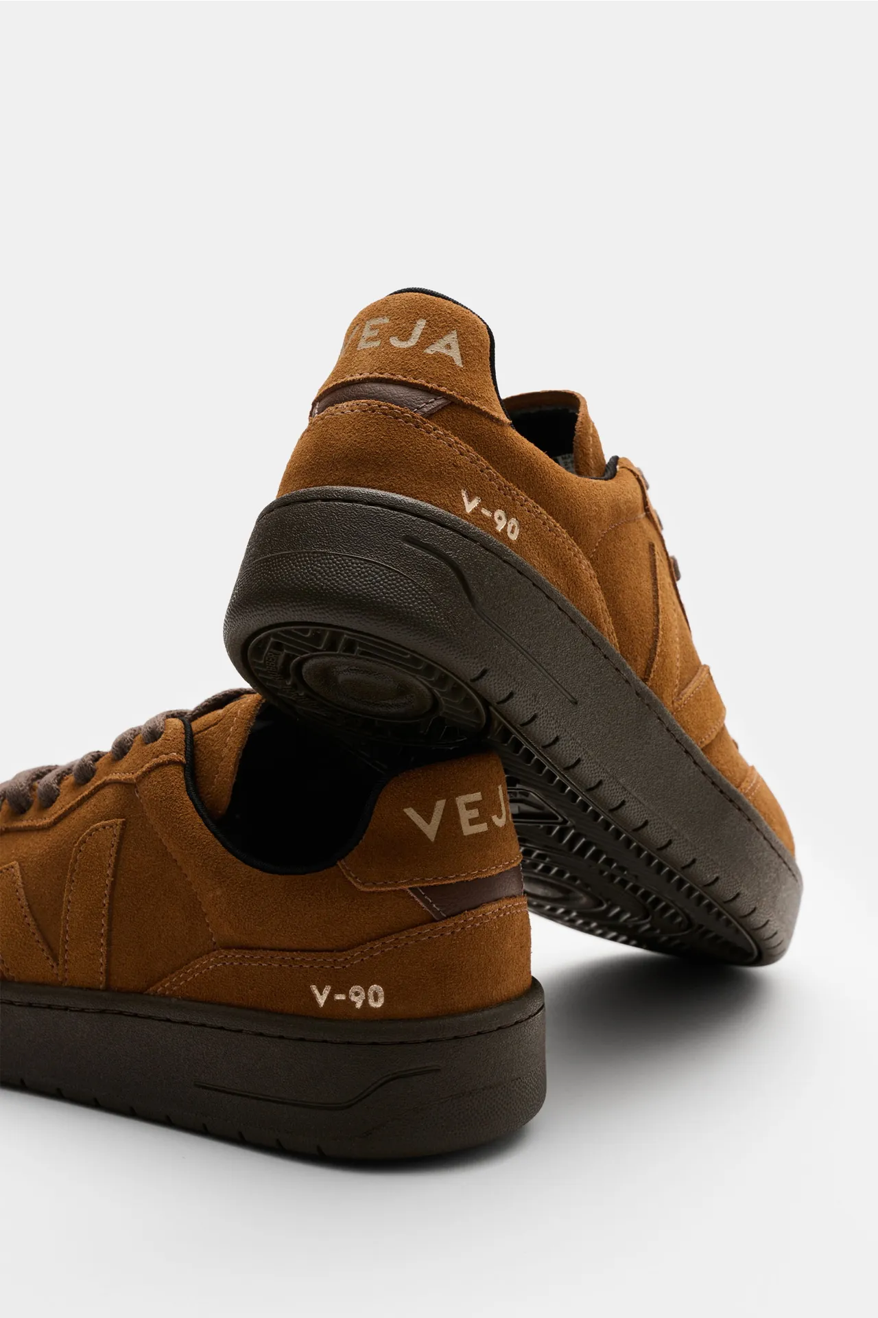 Veja - Herren - Sneaker 'V-90 Suede' camel – Bild 4
