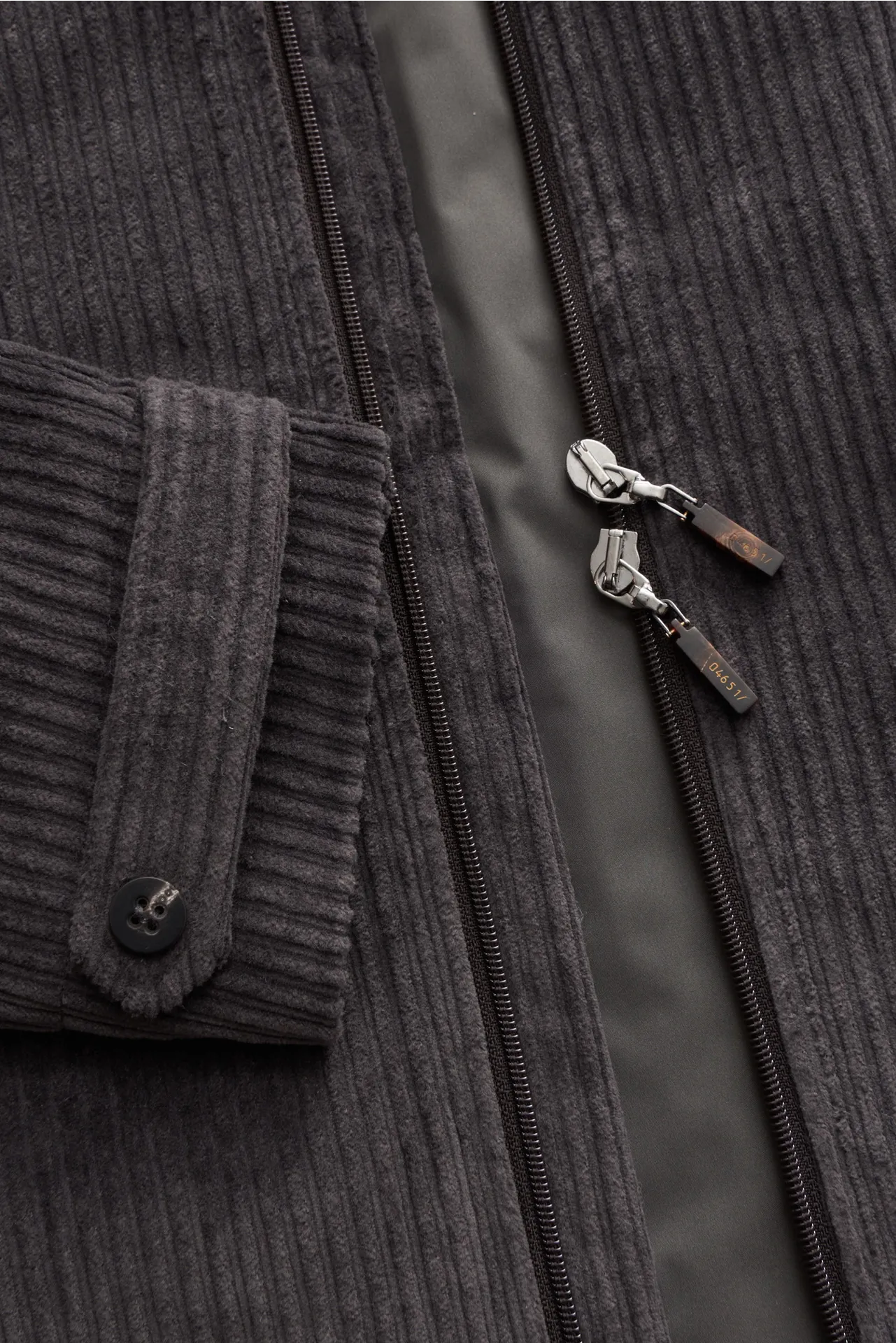 04651/ A trip in a bag - Herren - Cordjacke 'Cord Blou' dunkelgrau – Bild 4