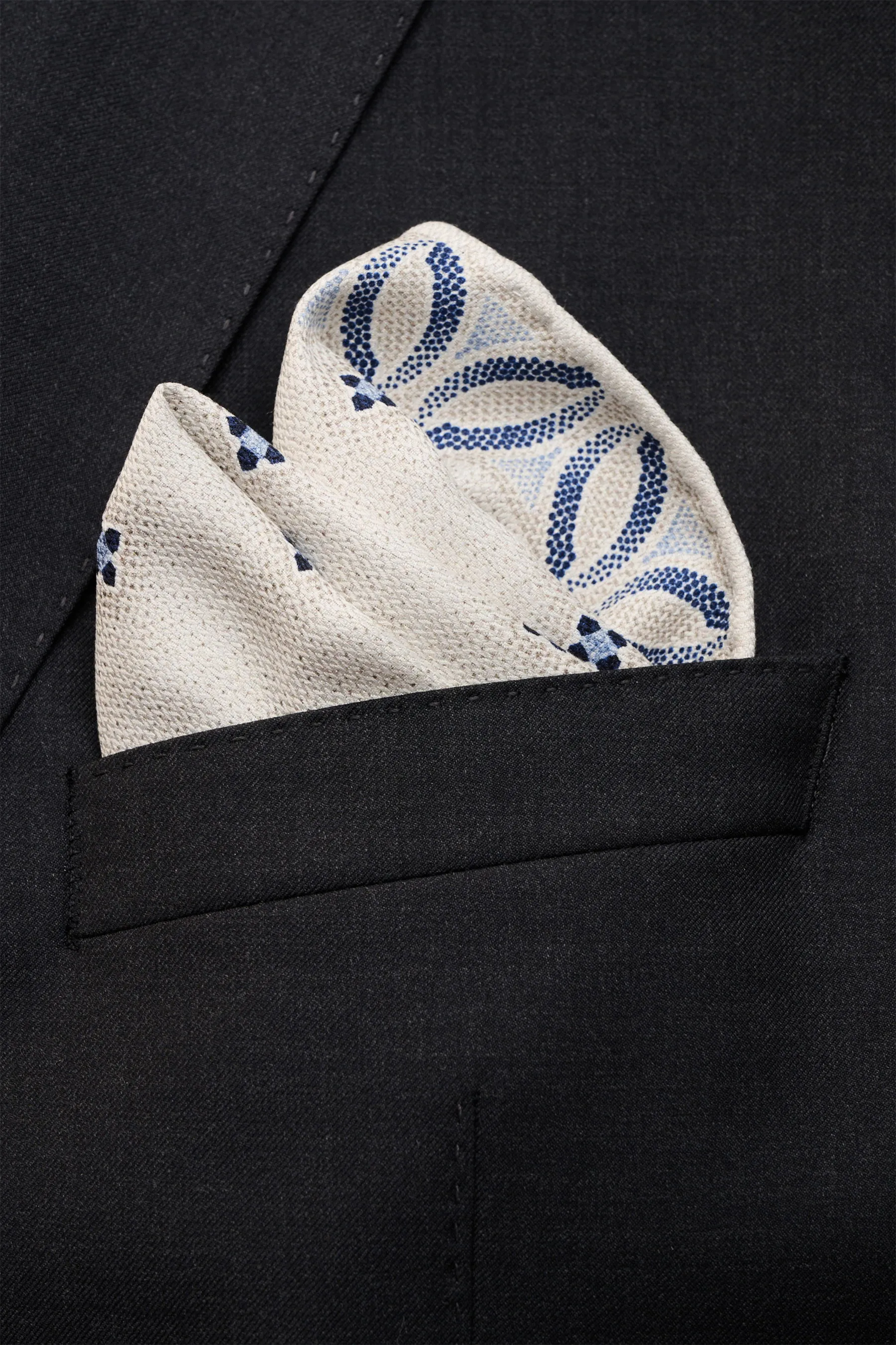 Brunello Cucinelli - Herren - Seiden-Einstecktuch creme/sand/dunkelblau gemustert – Bild 2