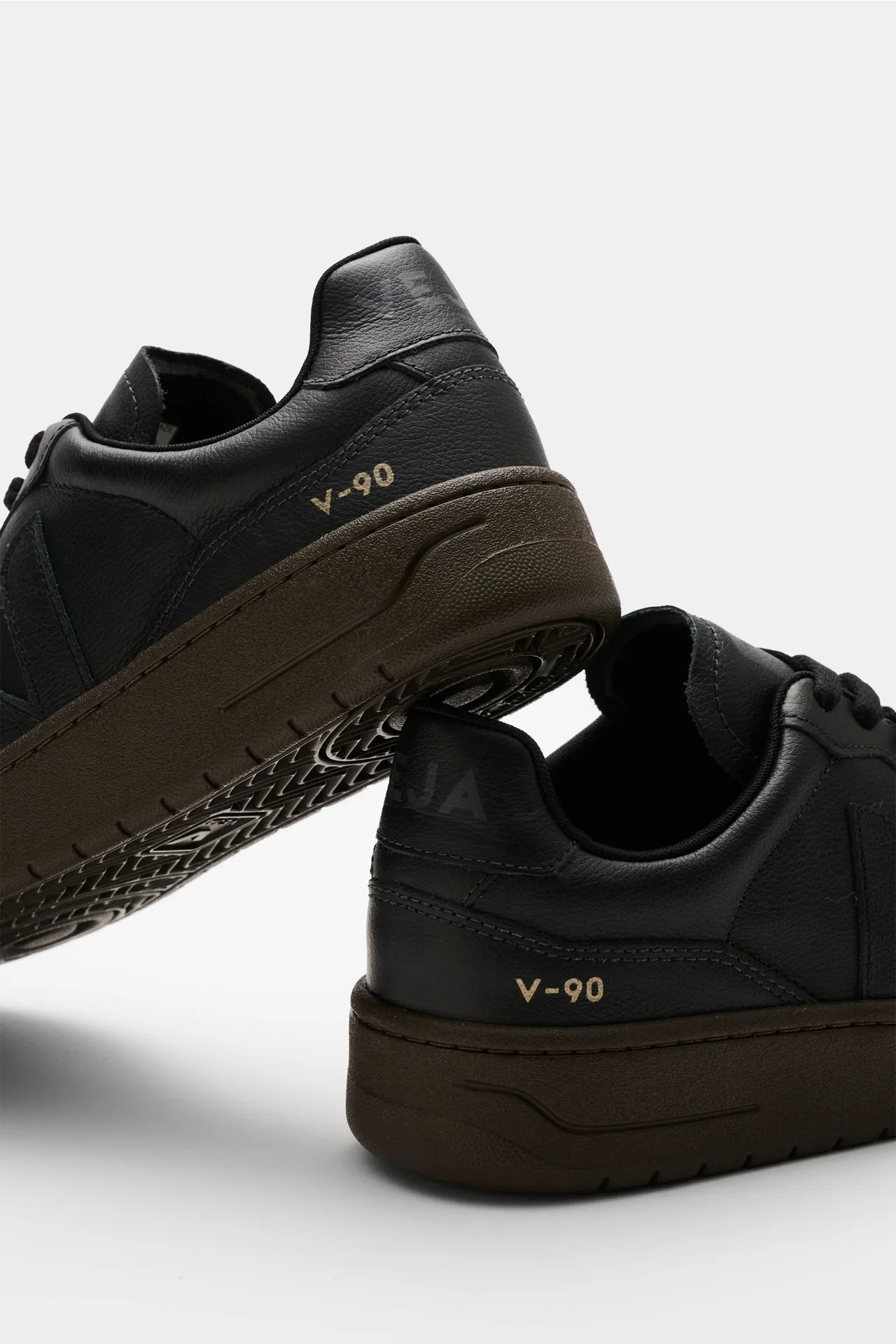 Veja - Herren - Sneaker 'V-90 O.T. Leather' schwarz – Bild 4