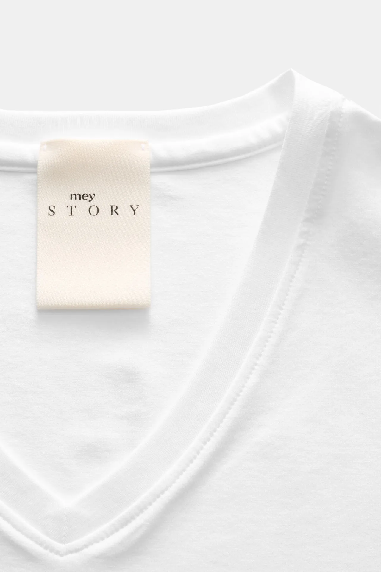 mey story - Herren - V-Neck T-Shirt weiß – Bild 2