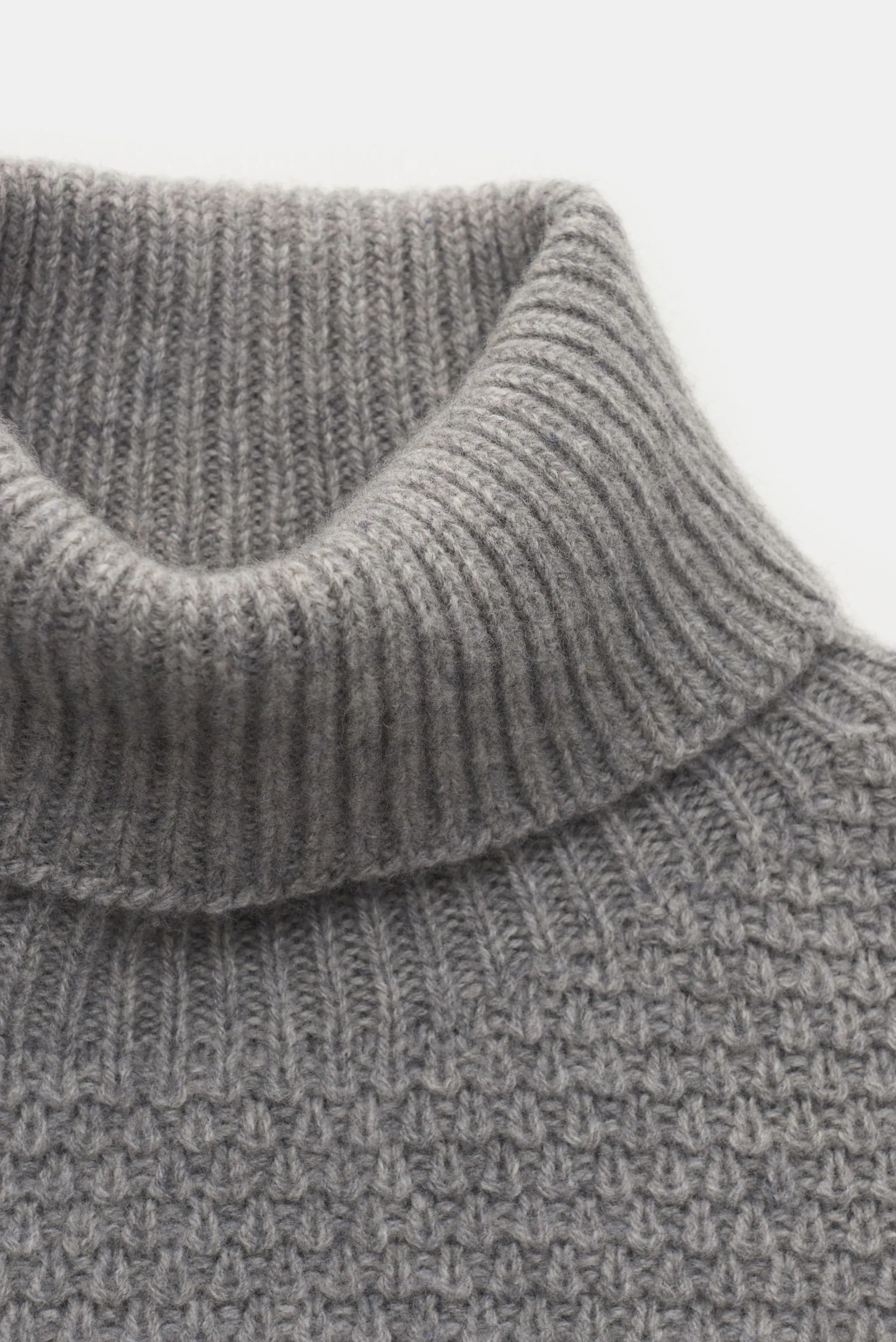 04651/ A trip in a bag - Herren - Rollkragenpullover 'Blended Ricecorn Turtle' grau – Bild 2