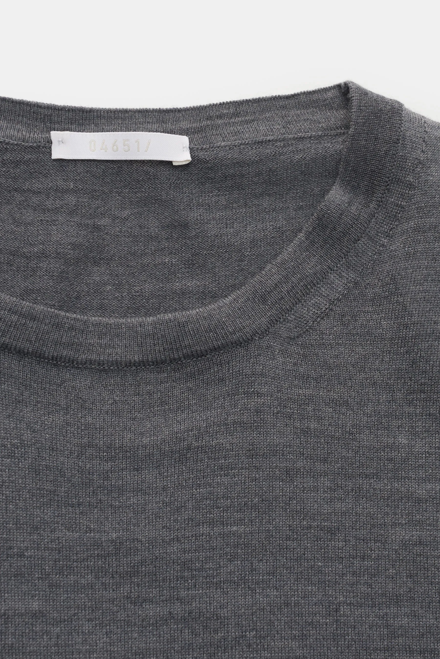 04651/ A trip in a bag - Herren - Merino Feinstrick-Rundhalspullover 'Oyster' grau – Bild 2