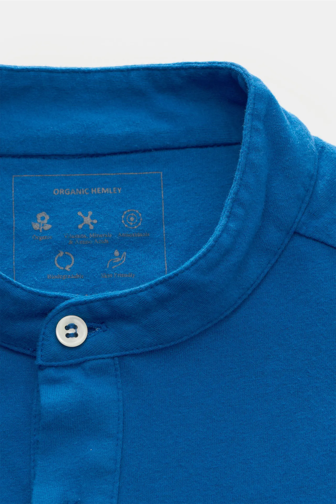 04651/ A trip in a bag - Herren - Henley-Shirt 'Organic Hemley' blau – Bild 2