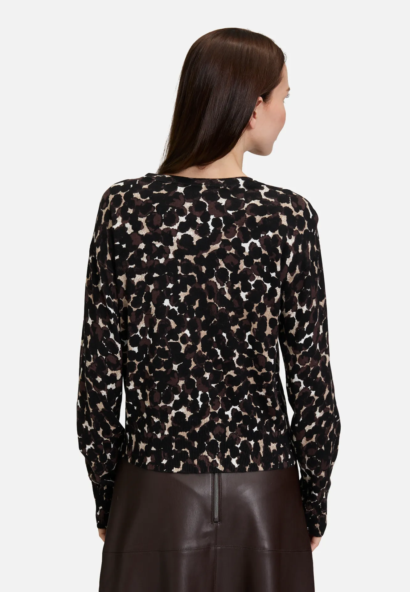 Feinstrickjacke mit überschnittenen Ärmeln Feinstrickjacke mit überschnittenen Ärmeln