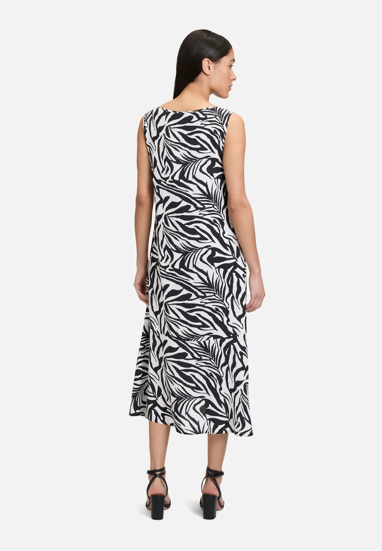 Stufenkleid weiter Ausschnitt Stufenkleid weiter Ausschnitt