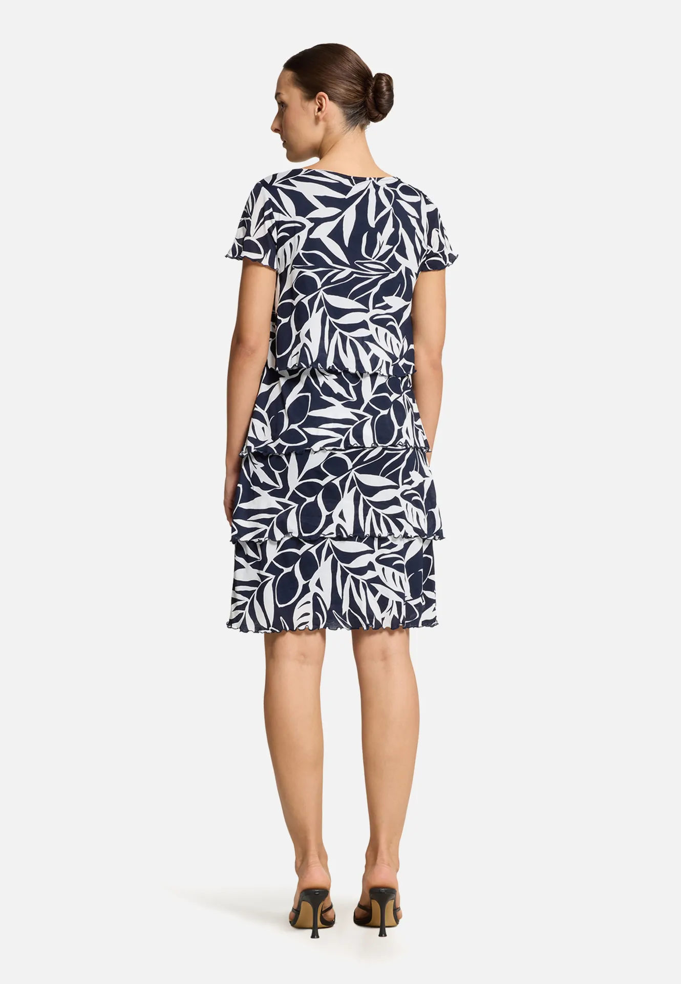 Stufenkleid mit U-Boot-Ausschnitt Stufenkleid mit U-Boot-Ausschnitt