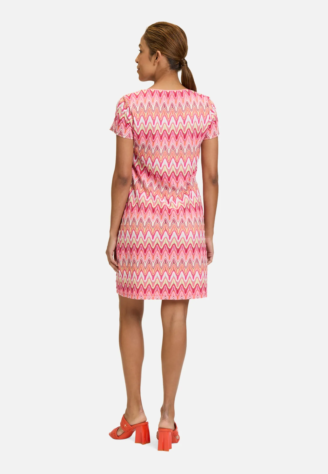 Spitzenkleid mit Rundhalsausschnitt Spitzenkleid mit Rundhalsausschnitt