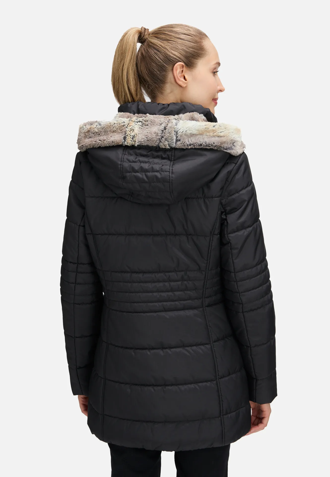 Outdoorjacke mit abnehmbarer Kapuze Outdoorjacke mit abnehmbarer Kapuze