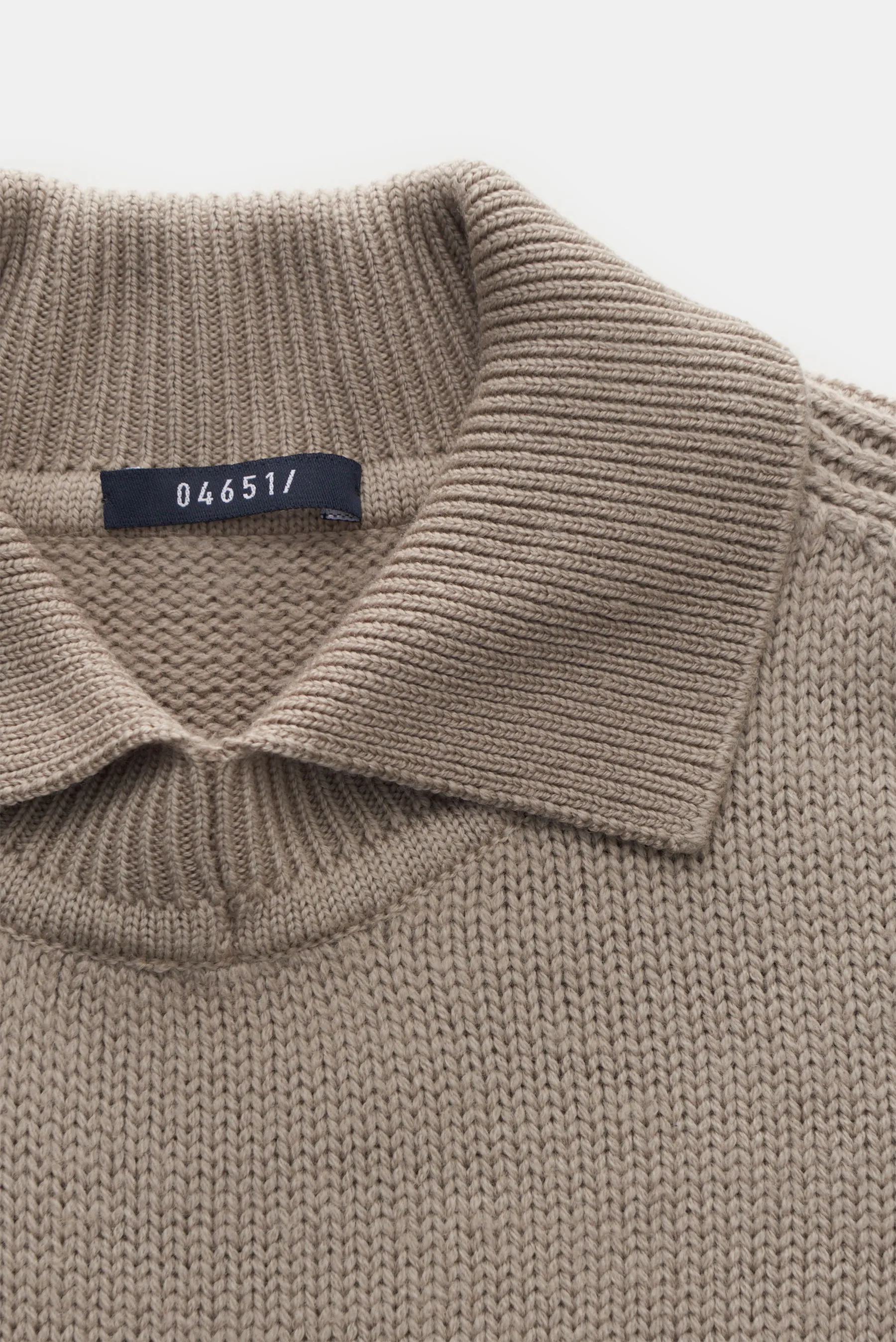 04651/ A trip in a bag - Herren - Pullover 'Foggy Mock' taupe – Bild 2