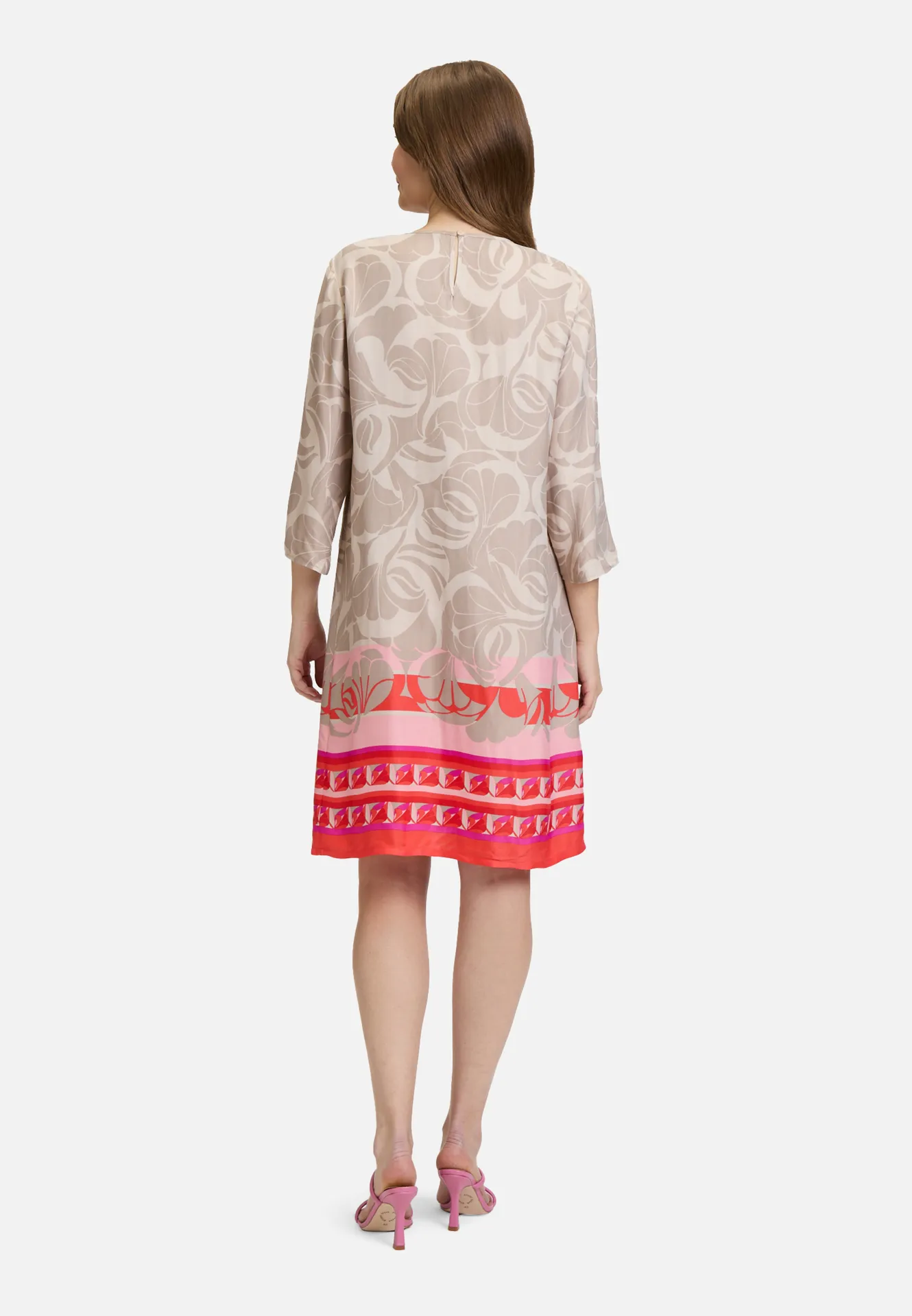 Sommerkleid mit Rundhalsausschnitt Sommerkleid mit Rundhalsausschnitt