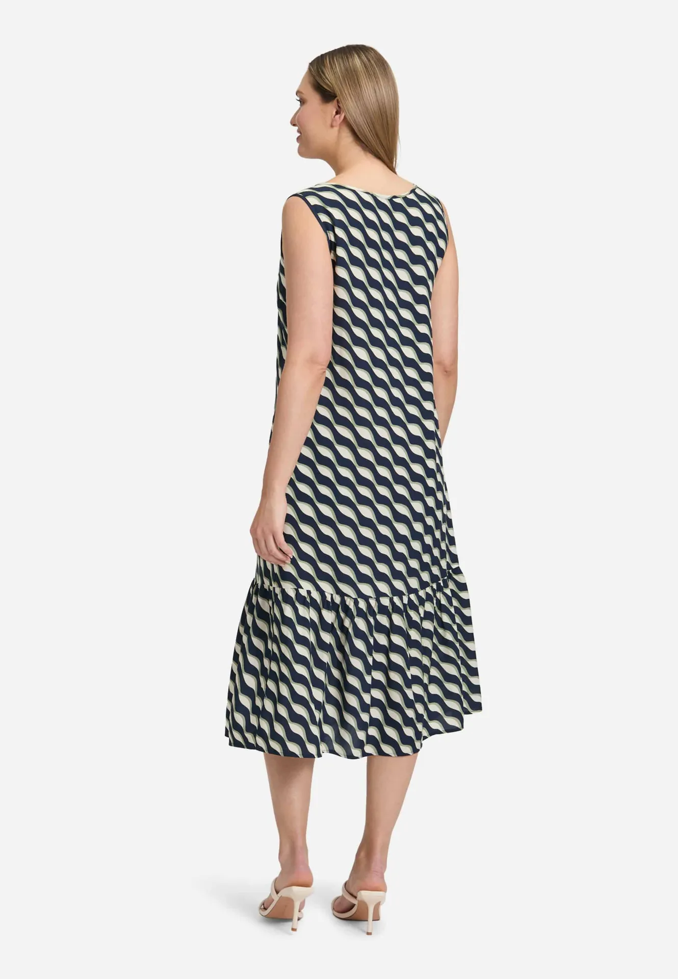 Stufenkleid weiter Ausschnitt Stufenkleid weiter Ausschnitt