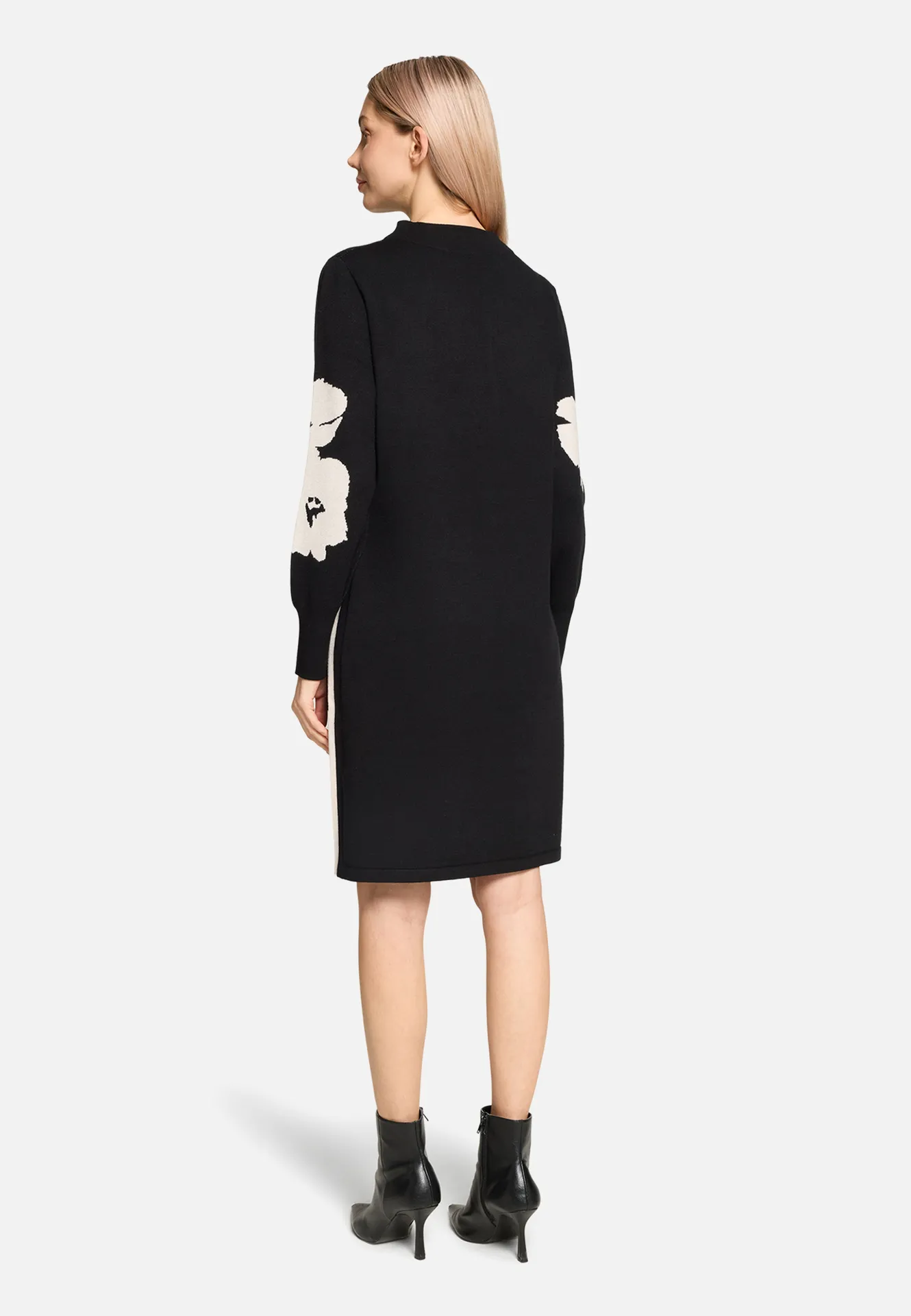 Strickkleid mit Stehkragen Strickkleid mit Stehkragen