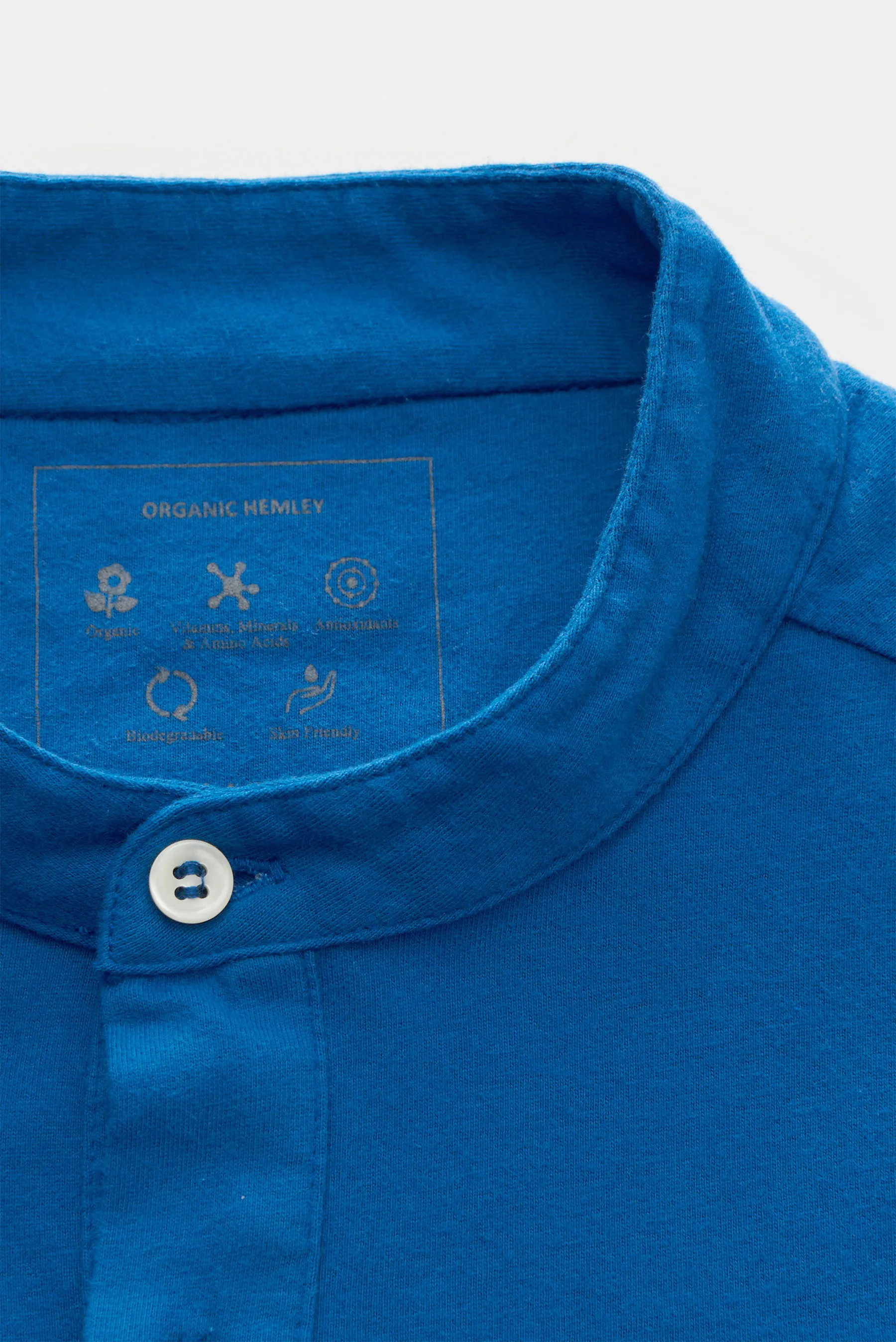 04651/ A trip in a bag - Herren - Henley-Shirt 'Organic Hemley' blau – Bild 2