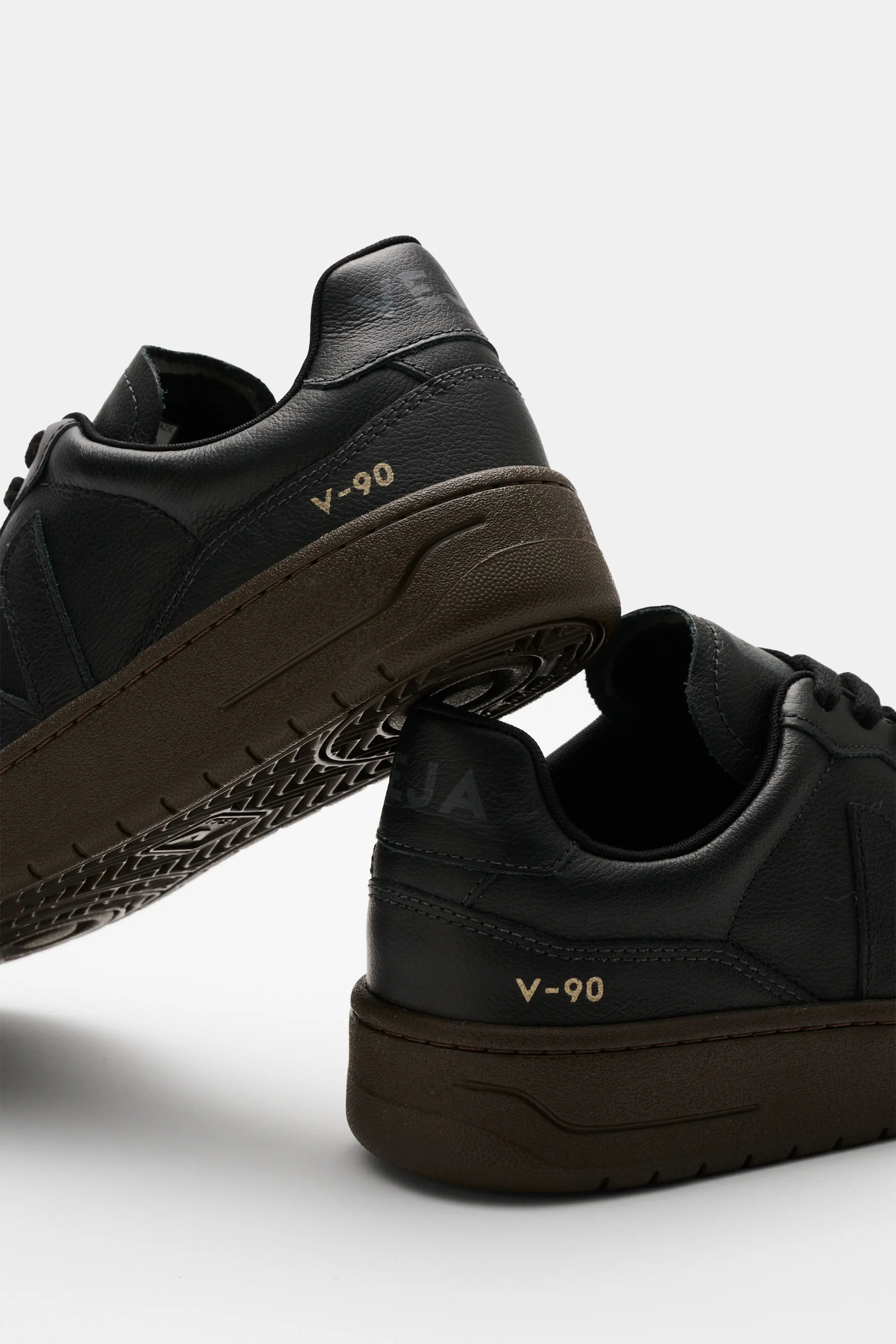 Veja - Herren - Sneaker 'V-90 O.T. Leather' schwarz – Bild 4