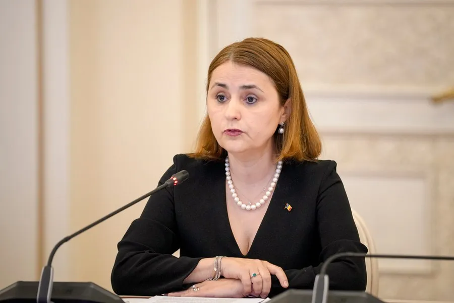 Luminiţa Odobescu, consilier de stat, discutând la biroul său din Cancelaria Prim-Ministrului Ilie Bolojan. | sursa foto: Adevarul Luminiţa Odobescu, consilier de stat, discutând la biroul său din Cancelaria Prim-Ministrului Ilie Bolojan. | sursa foto: Adevarul