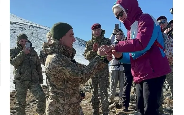 Soldat ucrainean cerând iubita în căsătorie la Muntele Hovârla | sursa foto: Digi24 Soldat ucrainean cerând iubita în căsătorie la Muntele Hovârla | sursa foto: Digi24