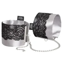 Handfessel „Play Nice Satin & Lace Wrist Cuffs“, verstellbar Handfessel „Play Nice Satin & Lace Wrist Cuffs“, verstellbar