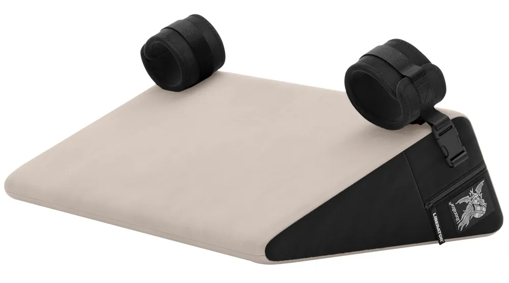 Liebeskissen „Bondage Wedge“ mit abnehmbaren Handfesseln Liebeskissen „Bondage Wedge“ mit abnehmbaren Handfesseln