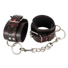 Handfessel aus Lederimitat mit ausgestanzten Herzen Handfessel aus Lederimitat mit ausgestanzten Herzen