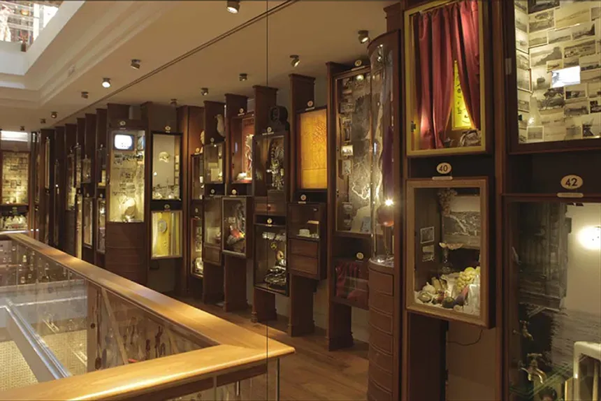 Museu da Inocência: A Arte Perigosa de Preservar o Passado Museu da Inocência: A Arte Perigosa de Preservar o Passado