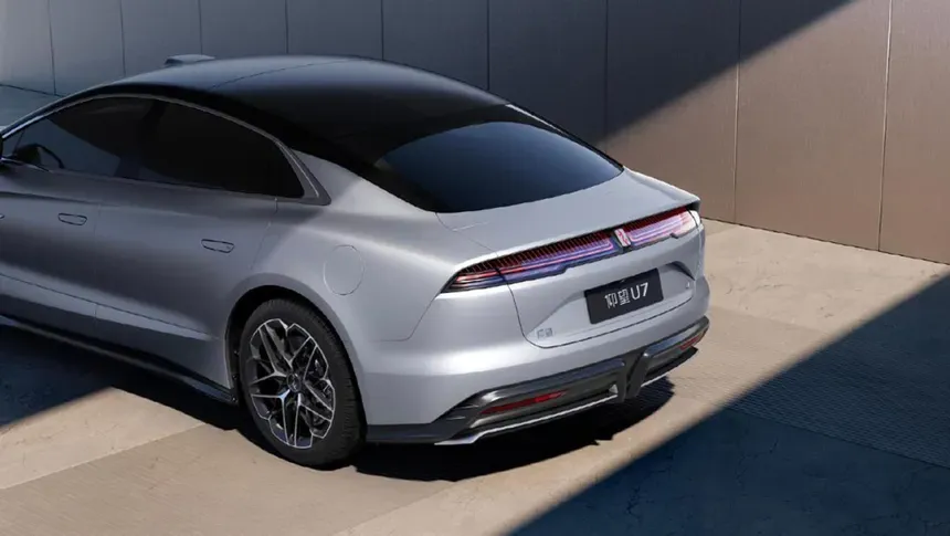 BYD lança nova bateria Blade 2.0 com autonomia superior a mil quilômetros no sedã Yangwang U7 BYD lança nova bateria Blade 2.0 com autonomia superior a mil quilômetros no sedã Yangwang U7