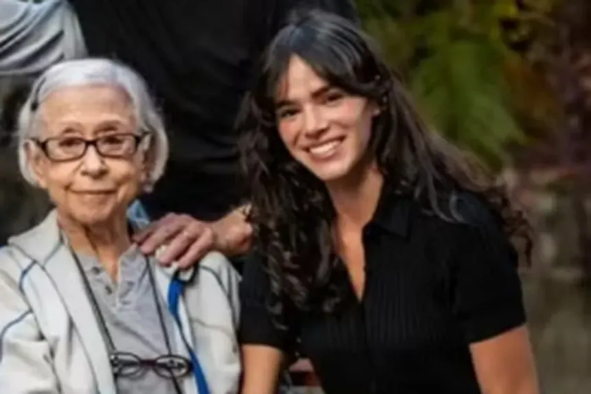 Bruna Marquezine se emociona ao descrever trabalho com Fernanda Montenegro como realização de sonho Bruna Marquezine se emociona ao descrever trabalho com Fernanda Montenegro como realização de sonho