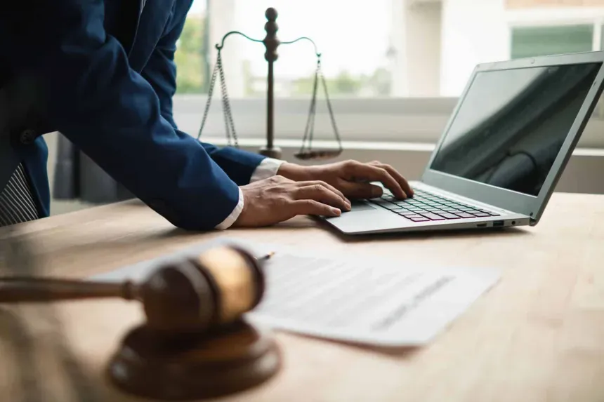 Justiça britânica ordena que polícia pare de usar IA em documentos judiciais Justiça britânica ordena que polícia pare de usar IA em documentos judiciais