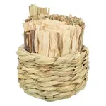 TRIXIE MAND GRAS MET HOOI / MAISBLADEREN / HOUTEN STOKJES 9X9X9 CM TRIXIE MAND GRAS MET HOOI / MAISBLADEREN / HOUTEN STOKJES 9X9X9 CM